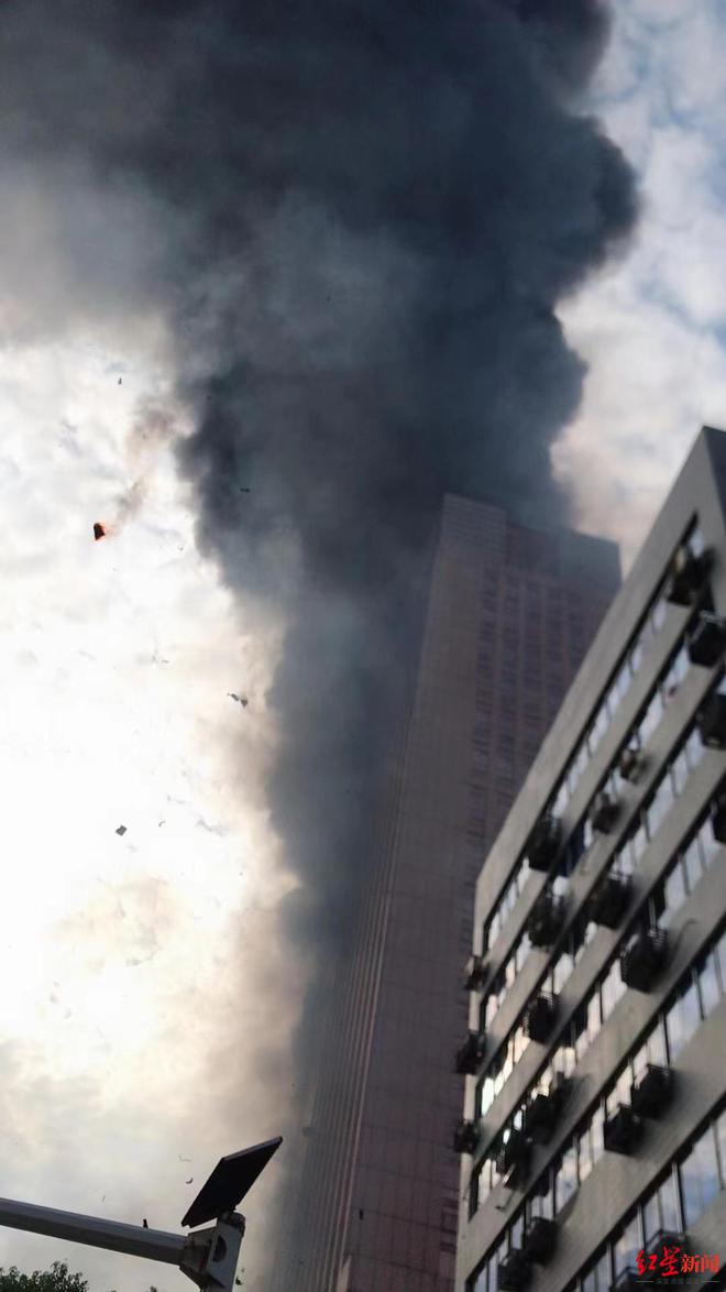 长沙中国电信大厦发生火灾暂无人员伤亡 亲历者：6分钟从24层跑到楼下，事发时高层人员不多