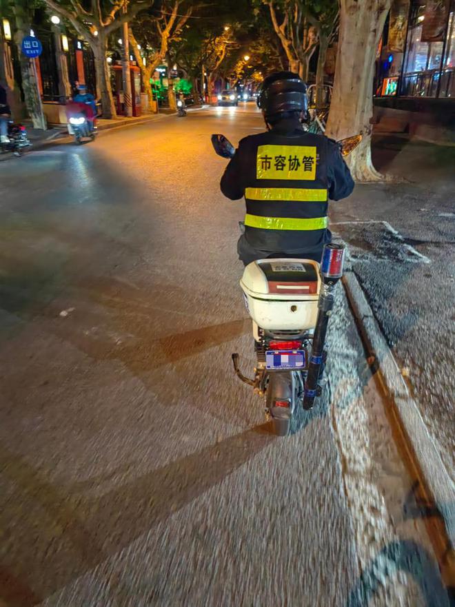 午夜在上海街头捡垃圾的年轻人，他们有时候居然要靠抢？