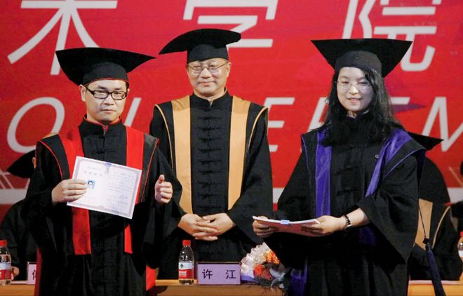 上海交大博士排队拍毕业照，男女队伍人数差距大，背后真相太现实