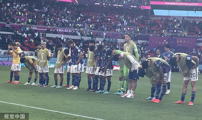 0-1输球后 日本全部球员对看台日本球迷鞠躬致歉
