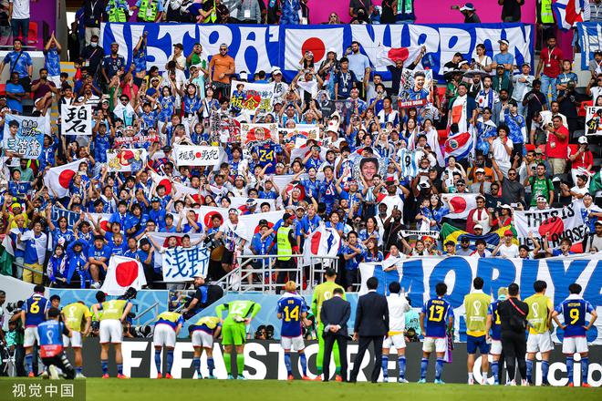 0-1输球后 日本全部球员对看台日本球迷鞠躬致歉