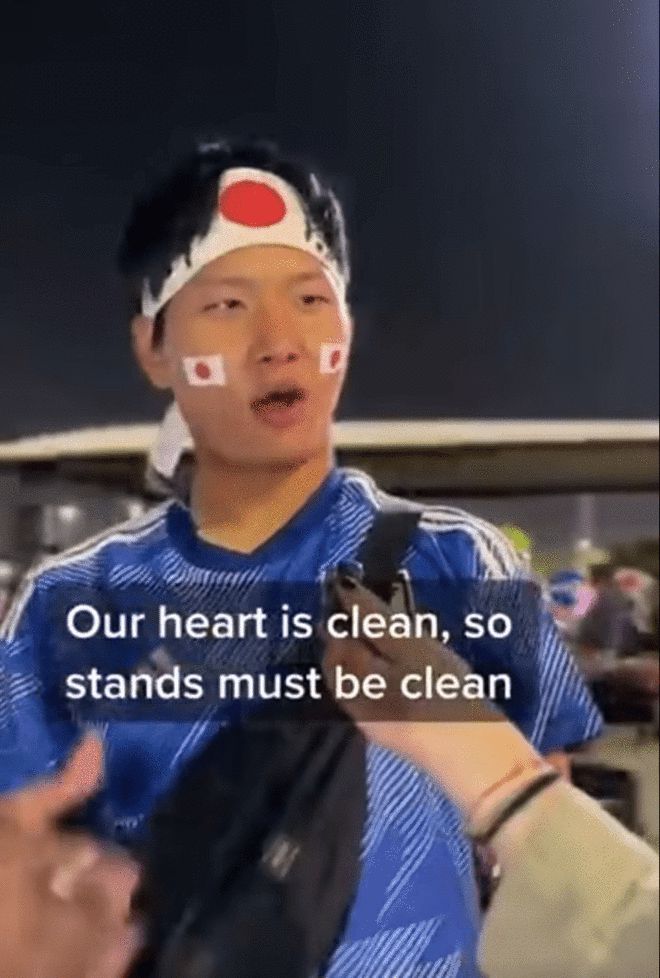 又双叒把看台扫了？日本球迷被网友大骂：奴性，演给谁看呢？