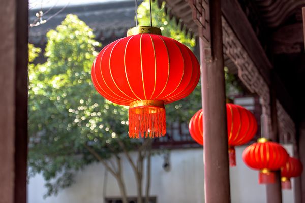 2023春节青浦区景点挂起大红灯笼营造节日氛围