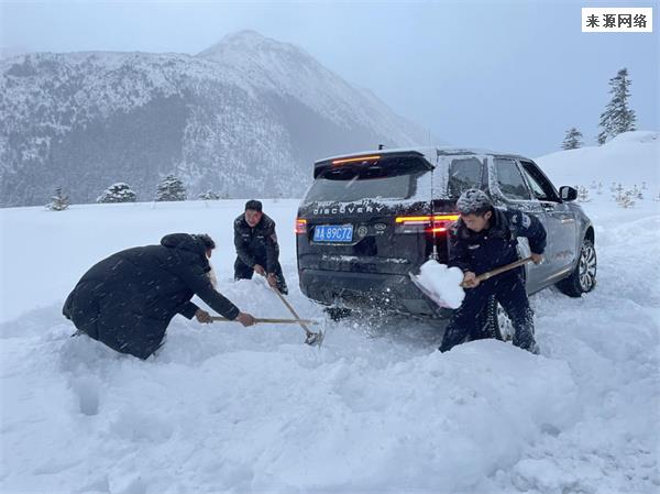 男子和朋友开越野车冒雪14小时救援30辆被困车辆
