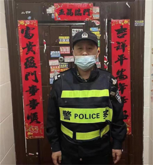 自残轻生女子连刺民警三刀