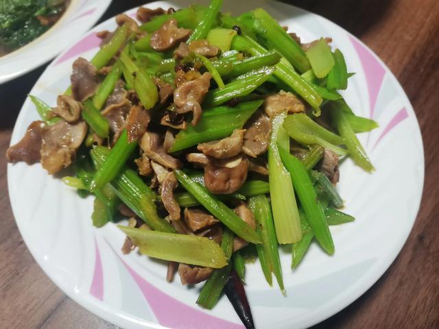 鸡腿的家常做法鸡腿炖香菇土豆（鸡腿炖土豆宽粉）