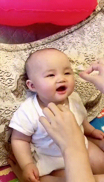 婴儿笑不出声怎么回事（宝宝为何迟迟笑不出声）
