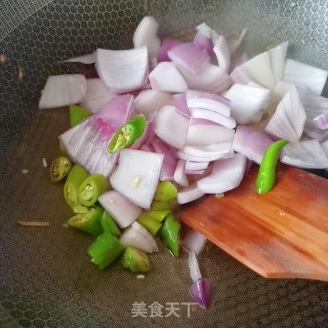 清炒鱿鱼卷的家常做法大全（东盛澜小厨房爆炒鱿鱼须）