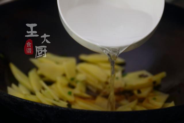 干豆腐炒辣椒土豆片做法大全家常（家常美味小炒土豆片炒干豆腐）