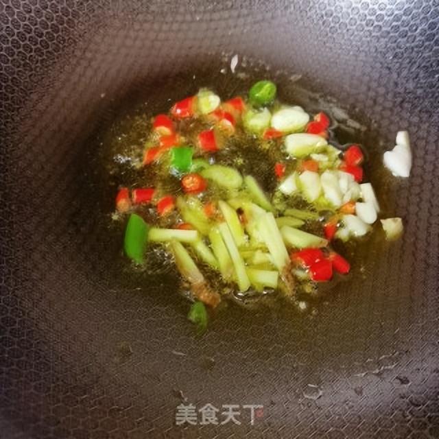 清炒鱿鱼卷的家常做法大全（东盛澜小厨房爆炒鱿鱼须）