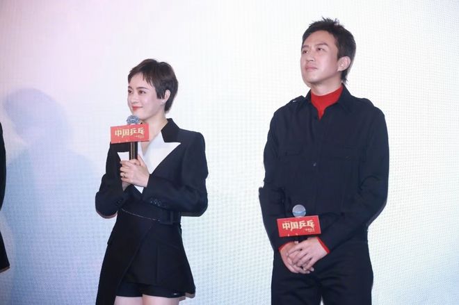 邓超《中国乒乓》首映，儿女均有参演，兄妹俩摘口罩上台颜值超高