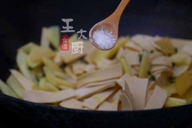 干豆腐炒辣椒土豆片做法大全家常（家常美味小炒土豆片炒干豆腐）