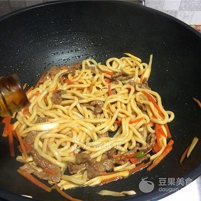 牛肉乌冬面怎么炒（杂蔬牛肉炒乌冬面）