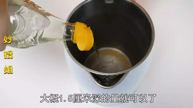 水壶里面的水垢怎样清除干净原理（水壶用久了满是水垢）