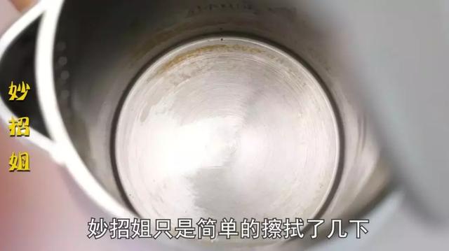 水壶里面的水垢怎样清除干净原理（水壶用久了满是水垢）